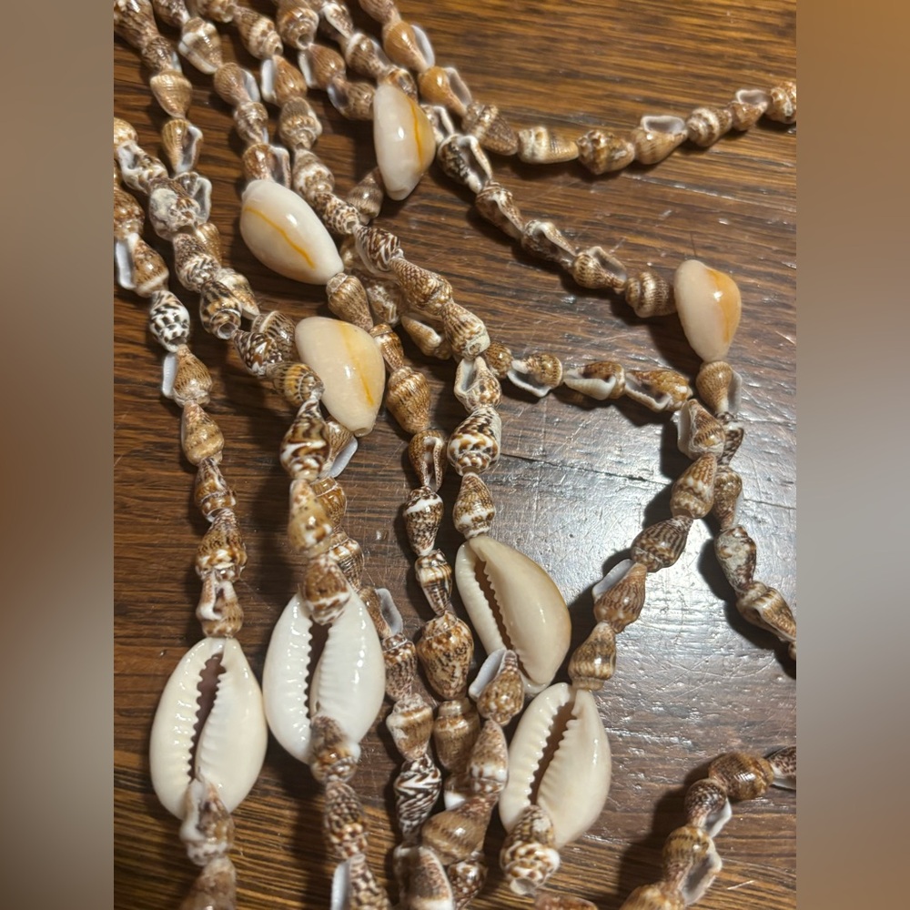 (4) Necklaces Hawaiian Seashell 17’’ radius No Clasp
